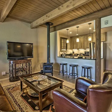 Adobe-Style Abode With Amenities - Walk To Plaza! Apartment